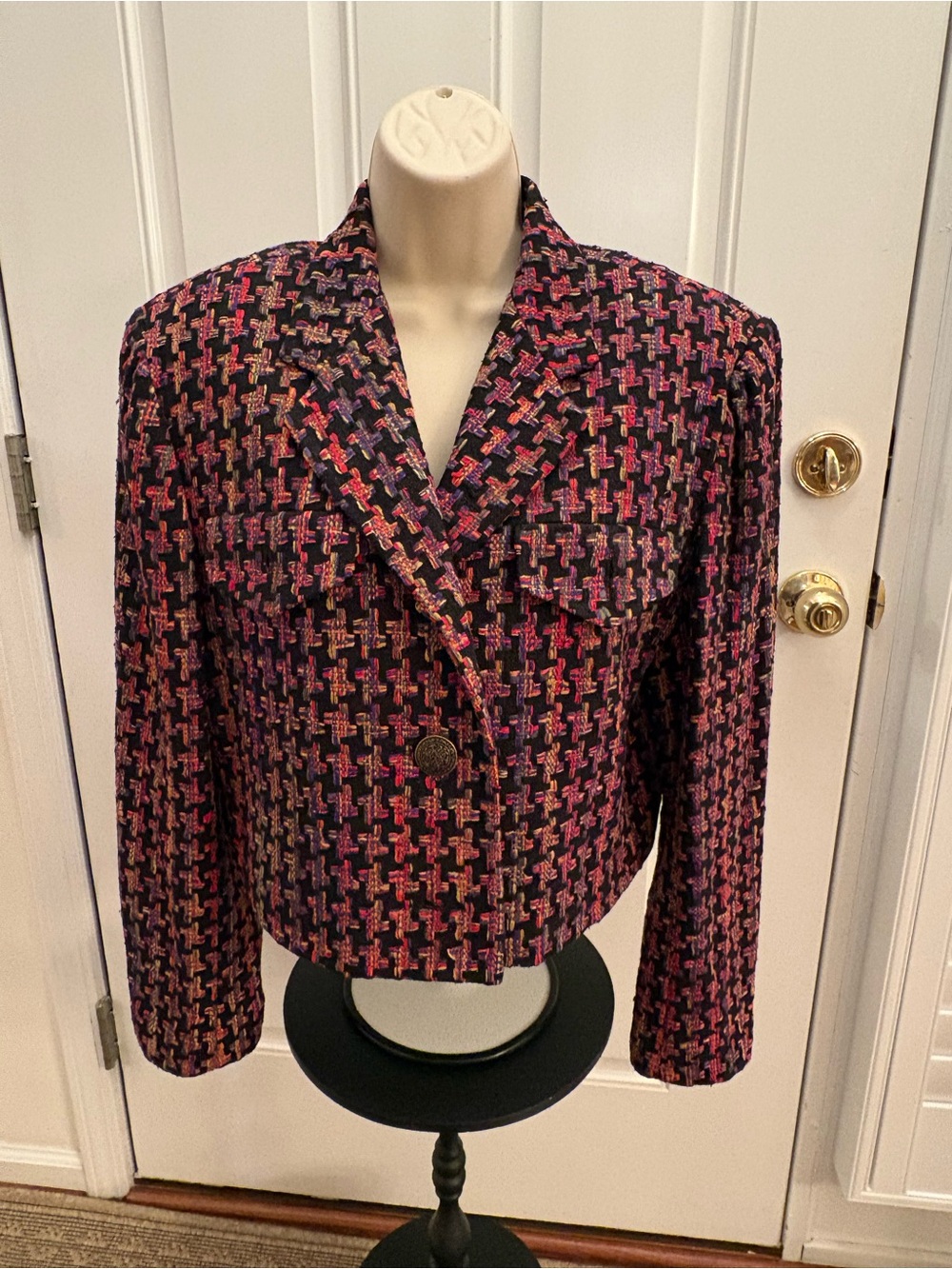 Doncaster Cropped Houndstooth Blazer in Black & Pink